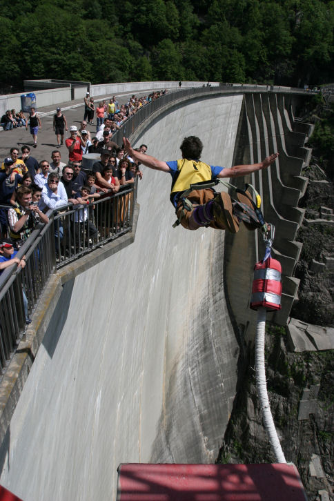 Bungee-Jumping am Verzasca-Staudamm